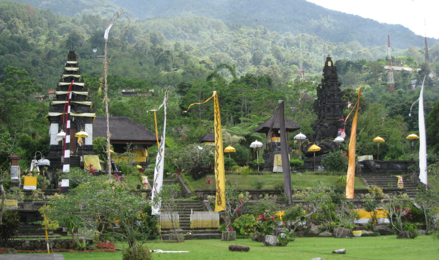 Pura Agung Jagatkarta: Menemukan Ketenangan Spiritual di Kaki Gunung Salak